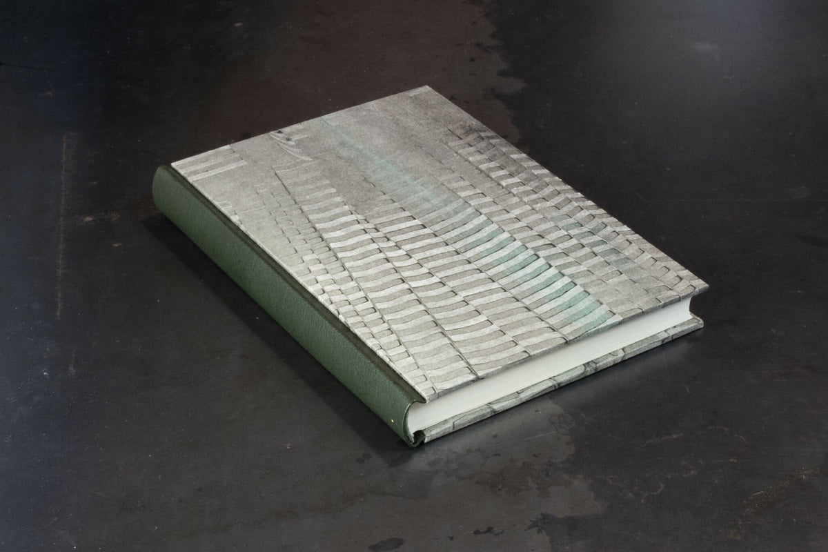 Carnet à couverture en cuir vert, papier gris clair à motifs ondulés