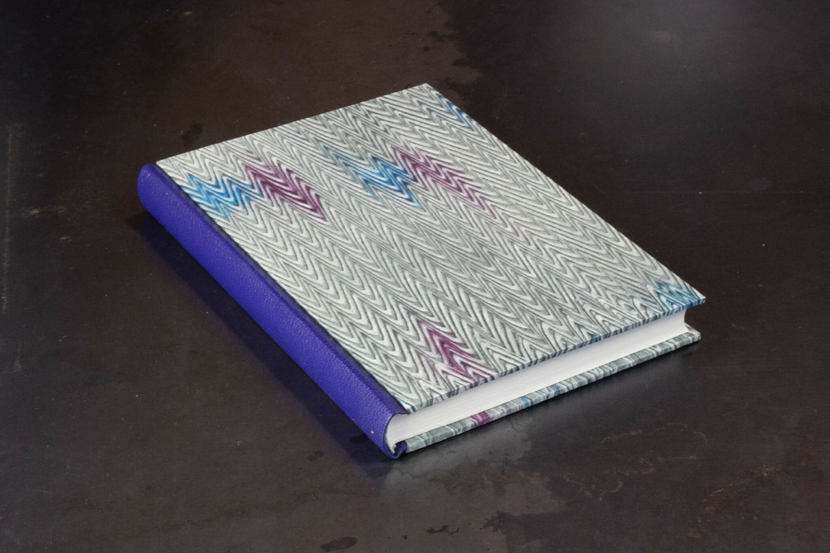 Carnet à couverture en cuir bleu-violet et papier gris clair à motifs en zigzag