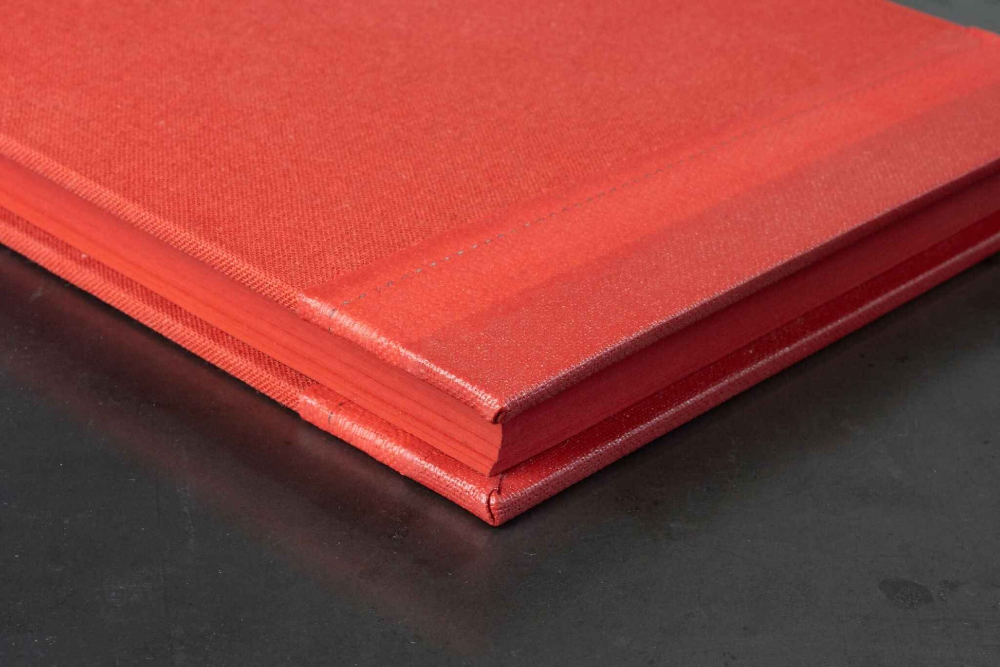 Monochrome rouge, carnet ou livre d'or