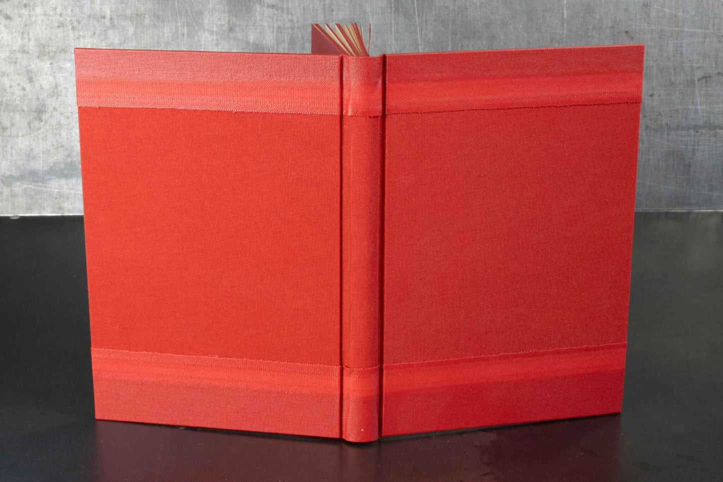 Monochrome rouge, carnet ou livre d'or