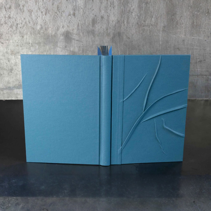 Carnet ou livre d’or bleu à reliefs, couverture rigide ouverte