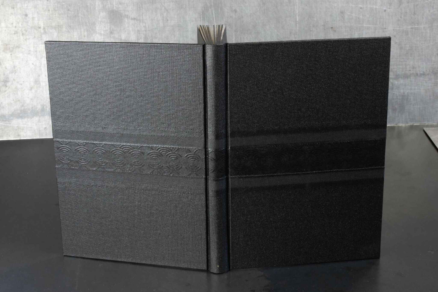 Monochrome noir, carnet ou livre d'or