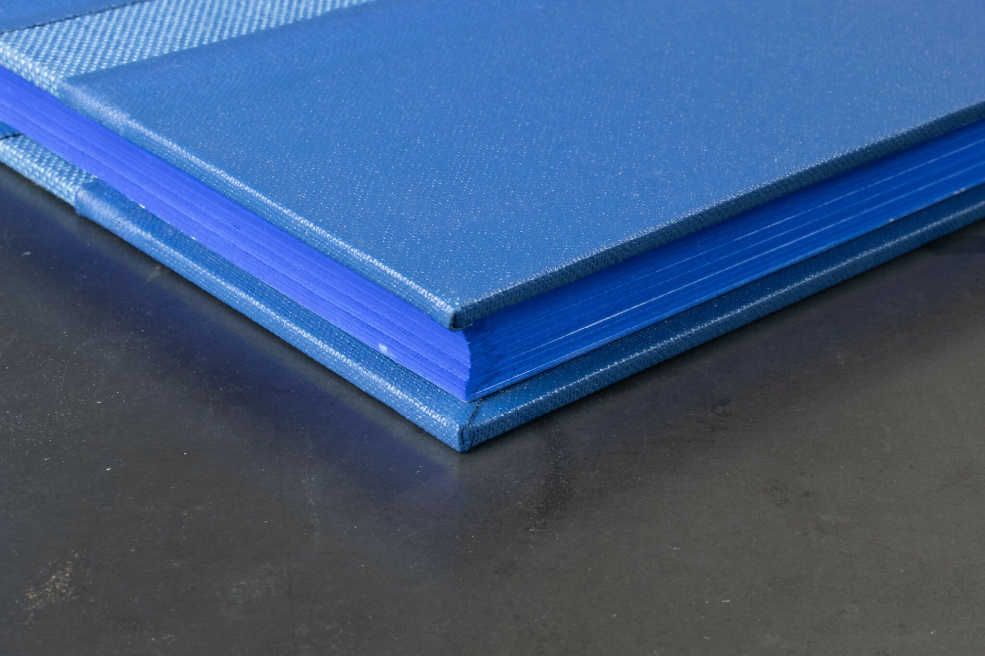 Monochrome bleu, carnet ou livre d'or