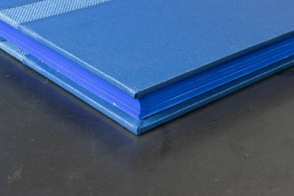 Monochrome bleu, carnet ou livre d'or