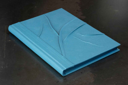Monochrome bleu reliefs, carnet ou livre d'or