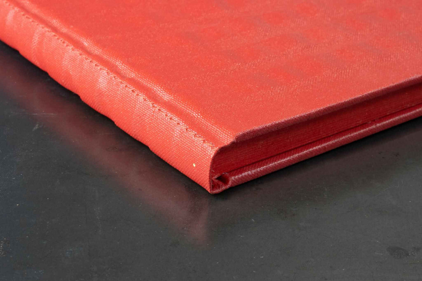 Monochrome rouge reliefs, carnet ou livre d'or