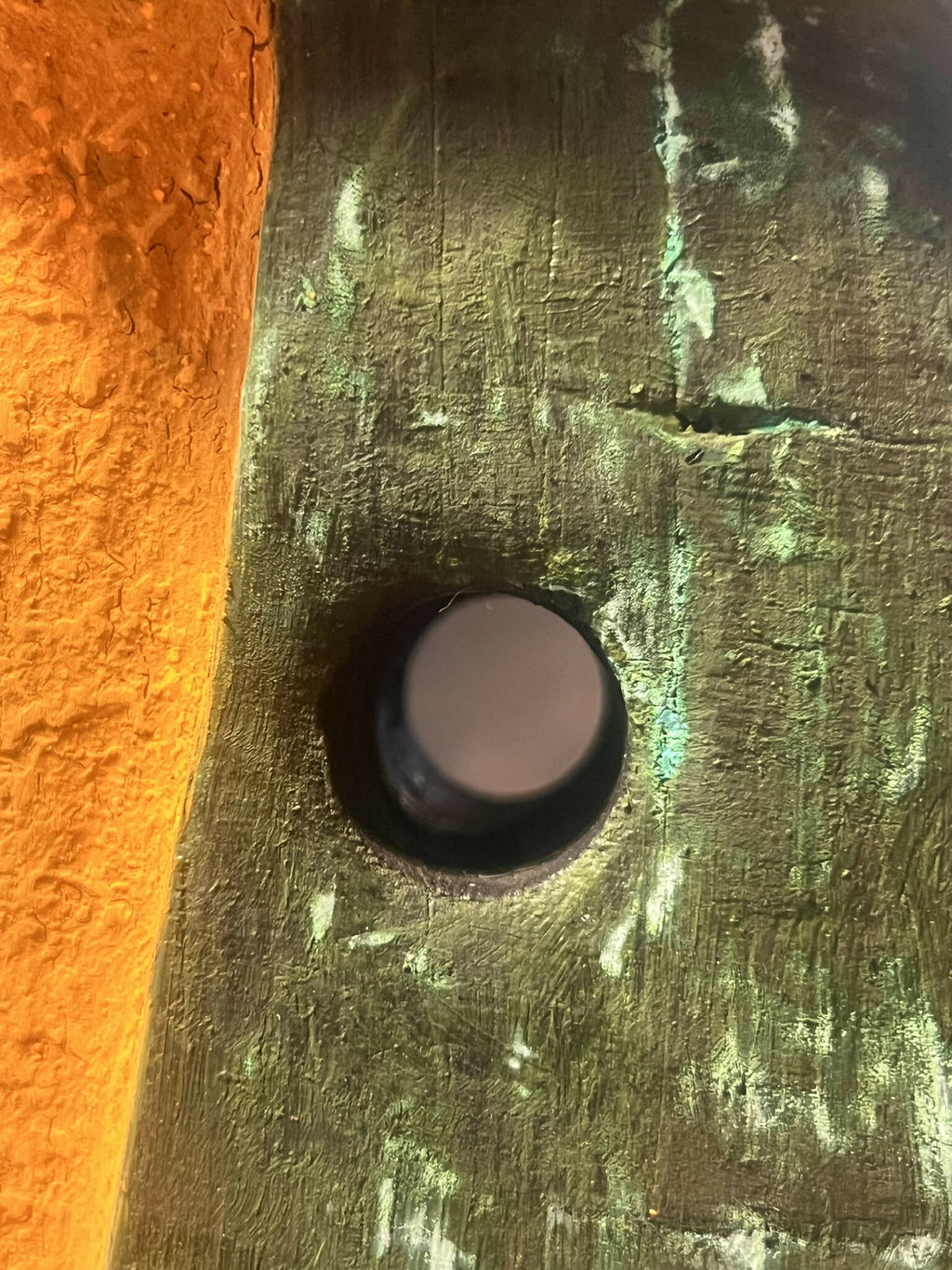 Totem II en bois vert-bleu, gros trou circulaire, surface patinée.