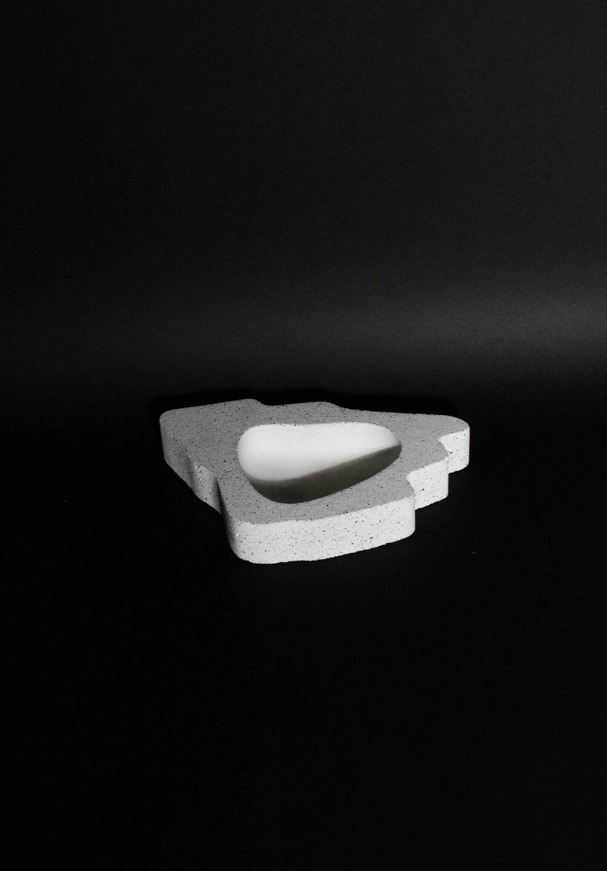 Cendrier EERU triangulaire gris clair avec évidement pour cigarette