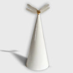 Centre de table cône blanc, ailes blanches ouvertes et petite tige dorée, face
