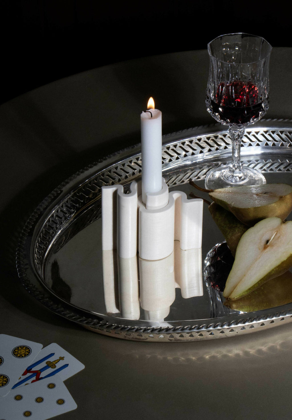 Chandelier ANA-GRAM blanc, supports cylindriques pour bougies, avec bougie allumée