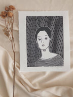 Affiche d’illustration noir et blanc : portrait féminin aux lignes, sur fond blanc