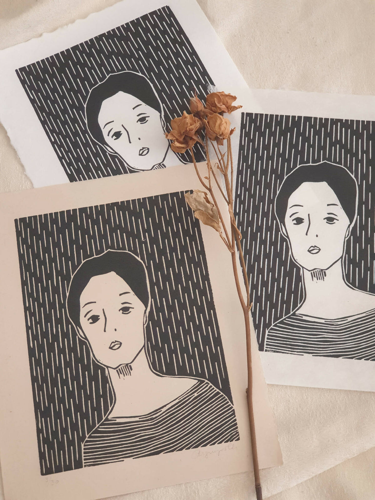 Trois affiches de portraits féminins noir et blanc, visage stylisé, fond blanc