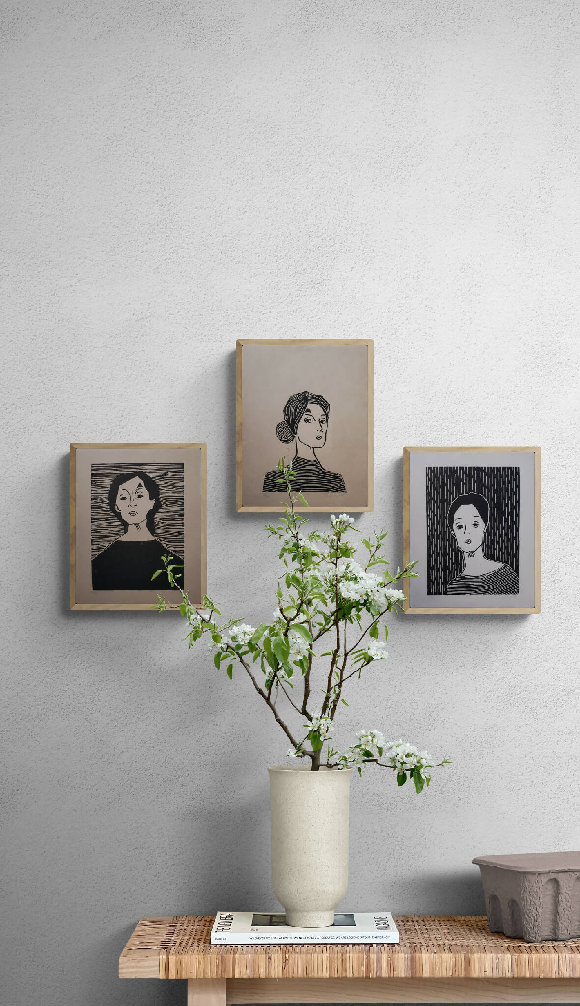 Trois tirages encadrés bois : portraits féminins noir et blanc avec passe-partout clair