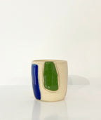 Gobelet en céramique beige avec motif vert et bande bleue