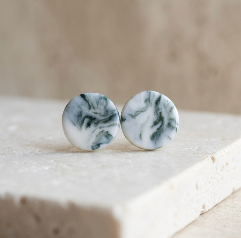 Clous d’oreilles porcelaine blanche à motif marbre vert et bleu foncé