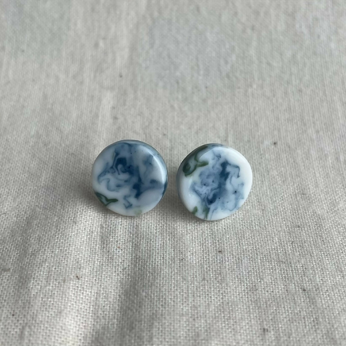 Paire de clous d’oreille en porcelaine blanche à motif bleu et vert