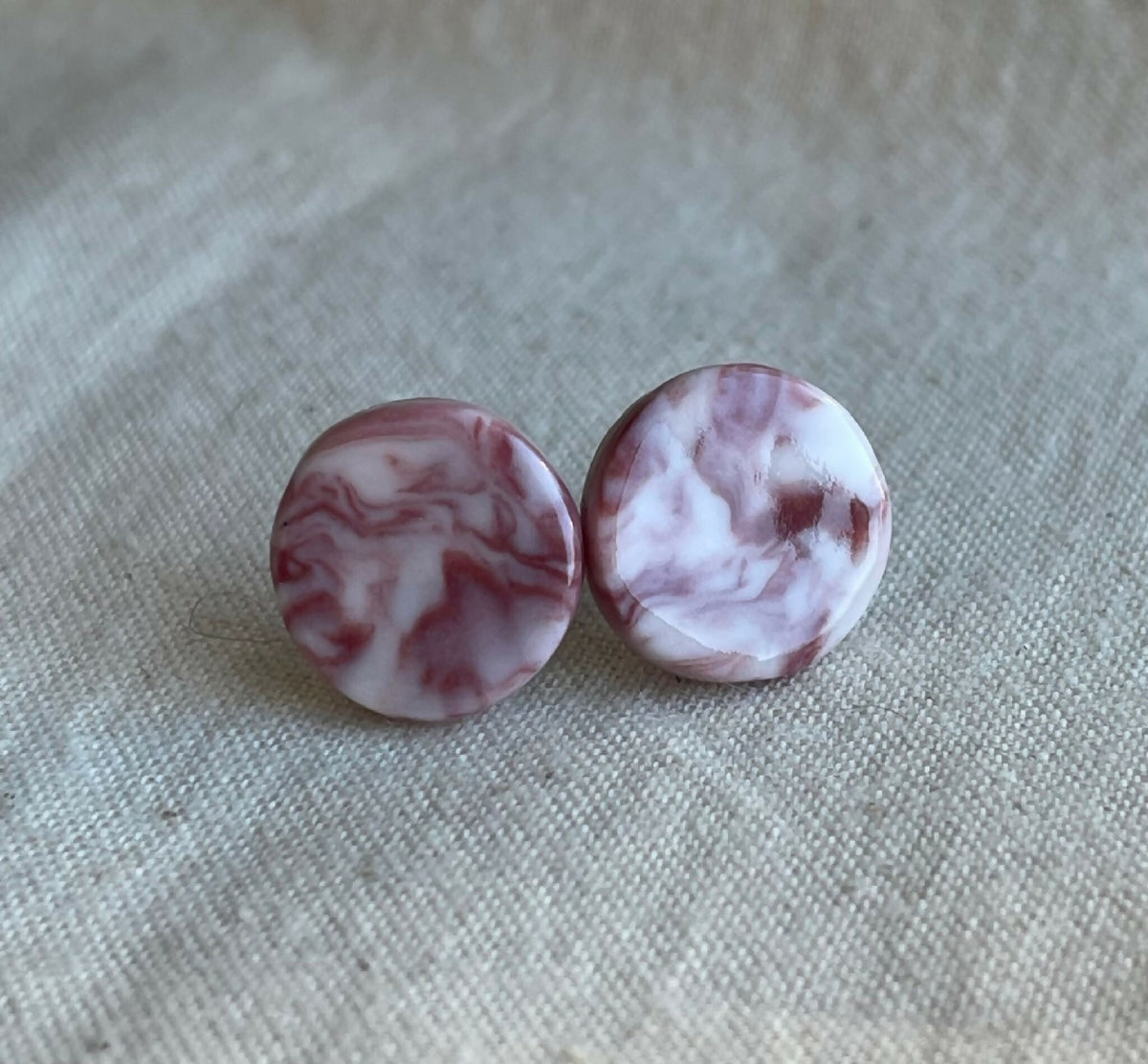 Paire de clous d’oreille en porcelaine blanche à motif marbré bordeaux
