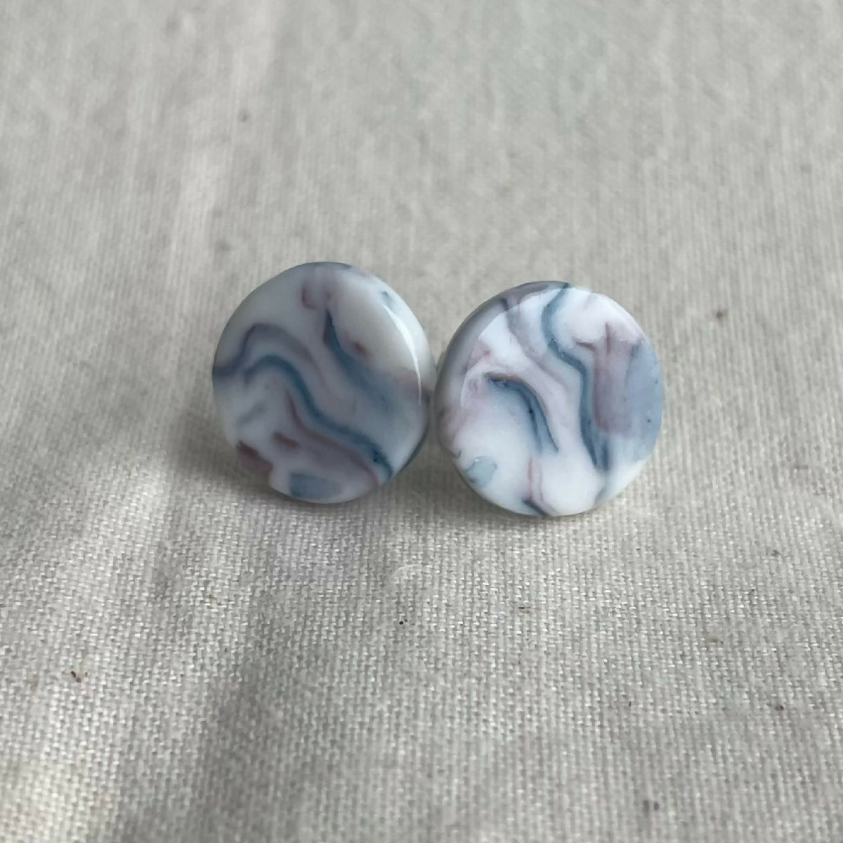 Boucles d’oreilles en porcelaine, clous ronds bleu et blanc à motif marbré