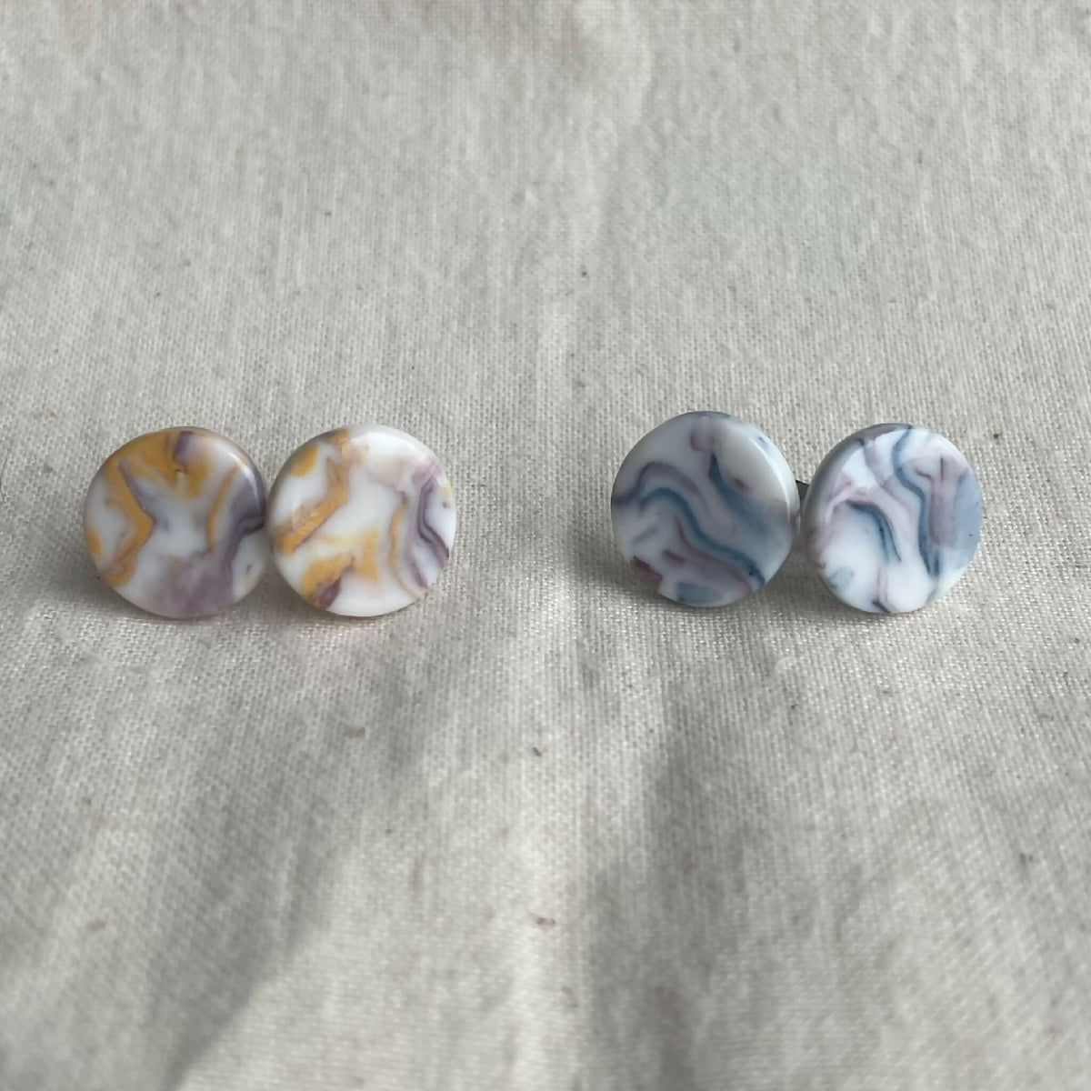 Boucles d’oreilles en porcelaine : clous ronds bleu et blanc ou beige/orange marbré