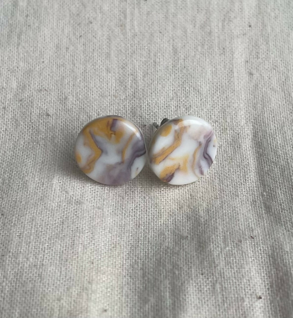 Boucles d’oreilles en porcelaine, clous ronds beige/orange et blanc motif marbré