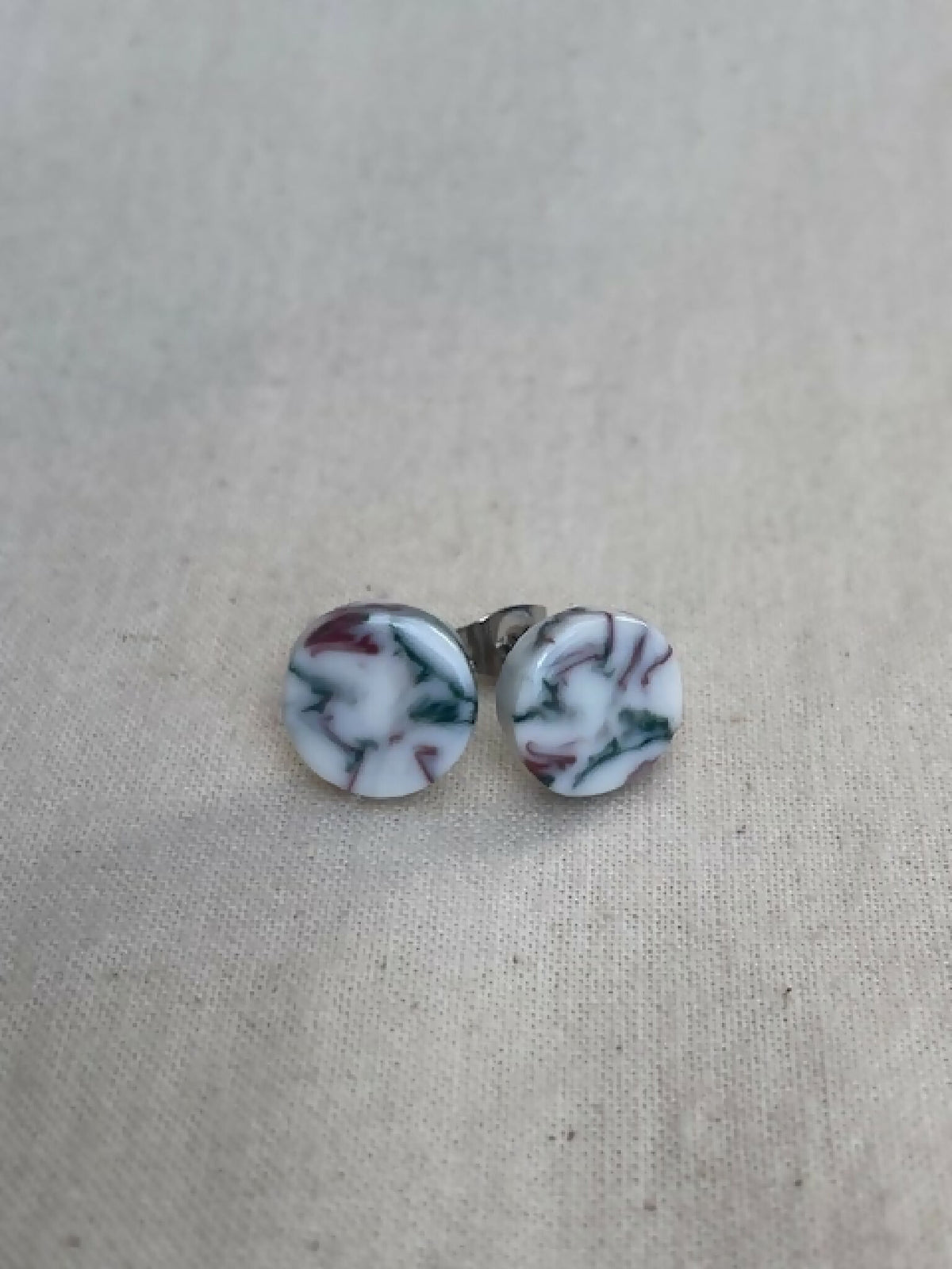Paire de clous d’oreille ronds en porcelaine marbrée, motifs prune et gris/bleu