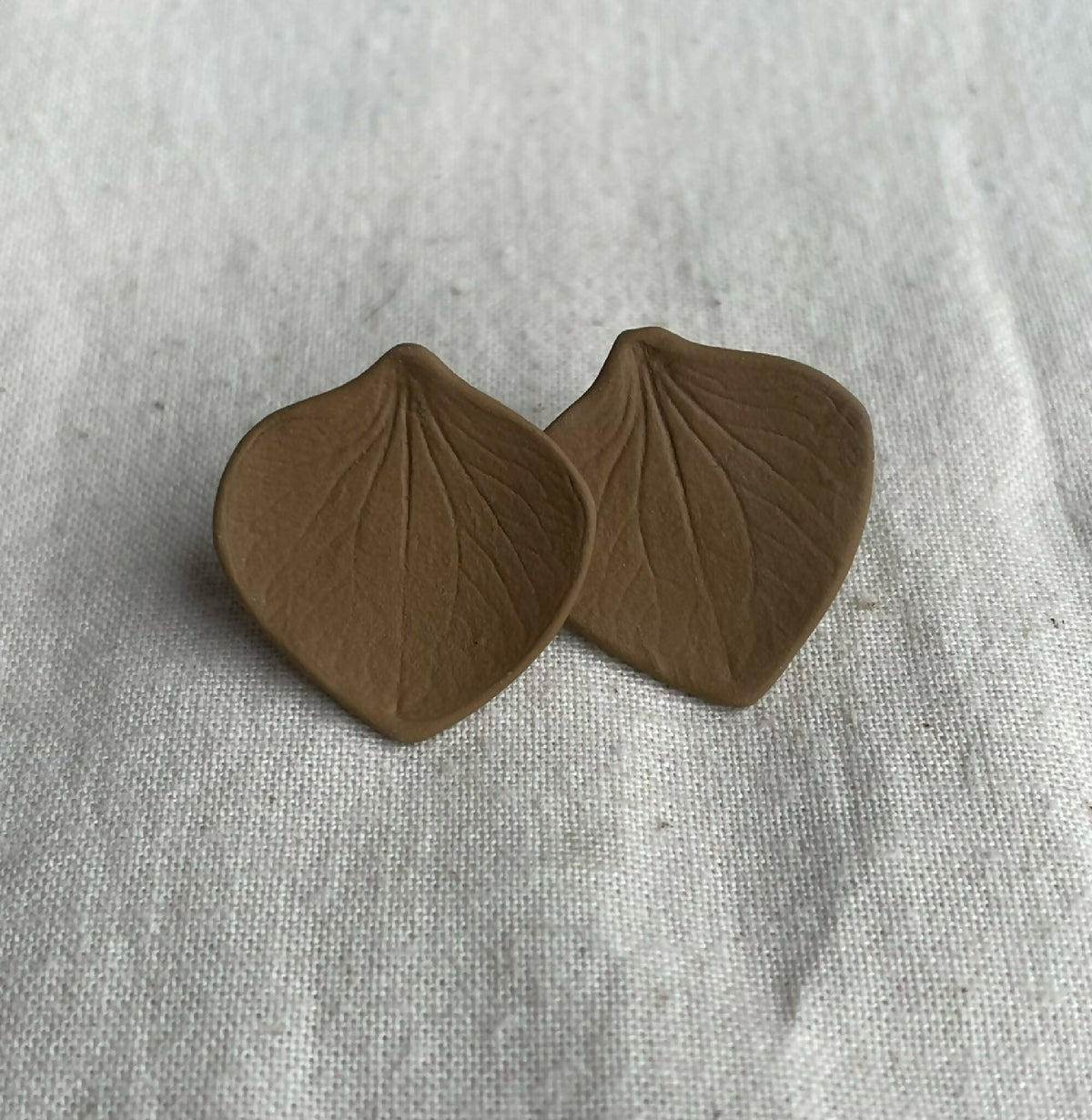 Clous d’oreille porcelaine Marie Courtillat, forme feuille, couleur camel