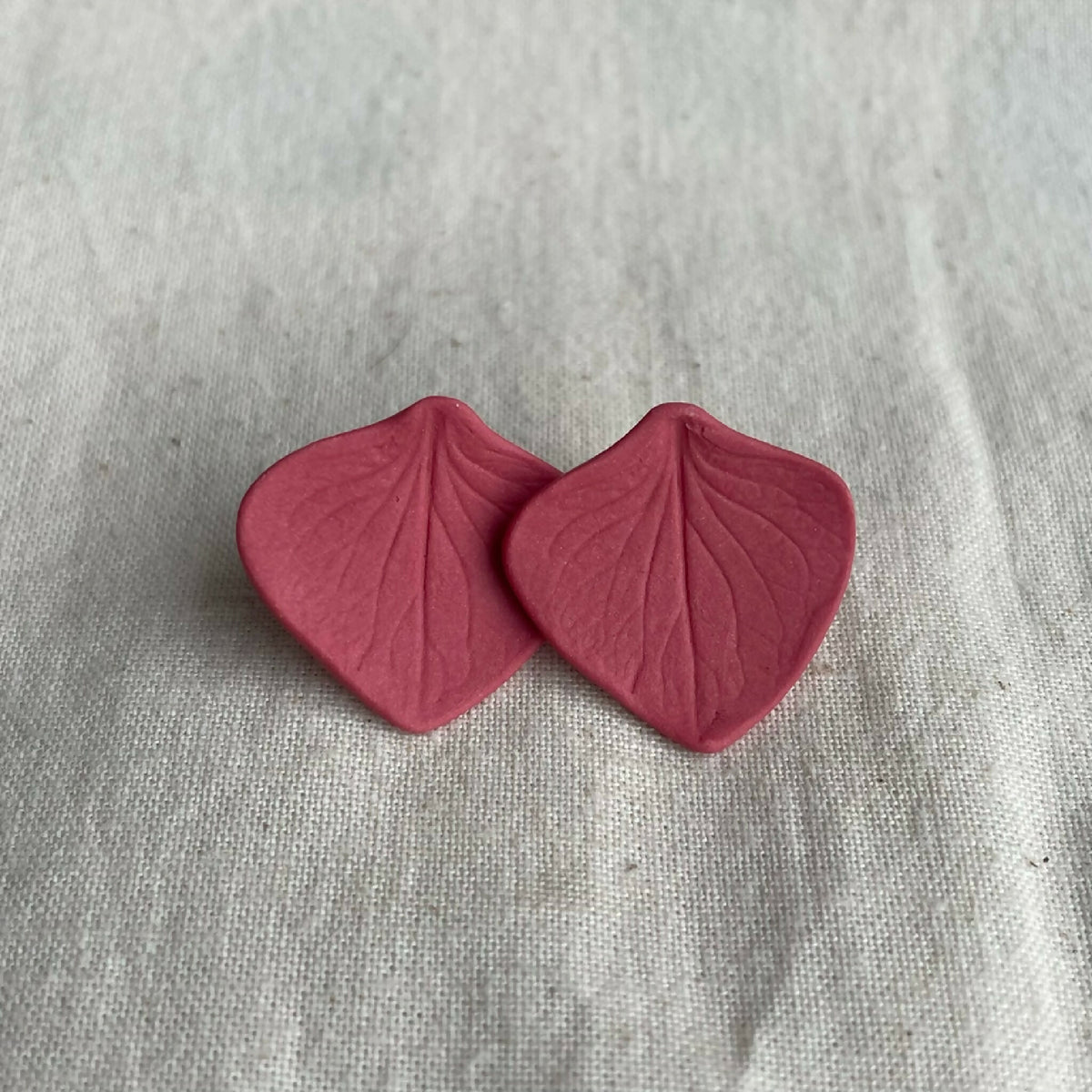 Clous d’oreille en porcelaine Marie Courtillat, forme cœur rouge, motif nervures