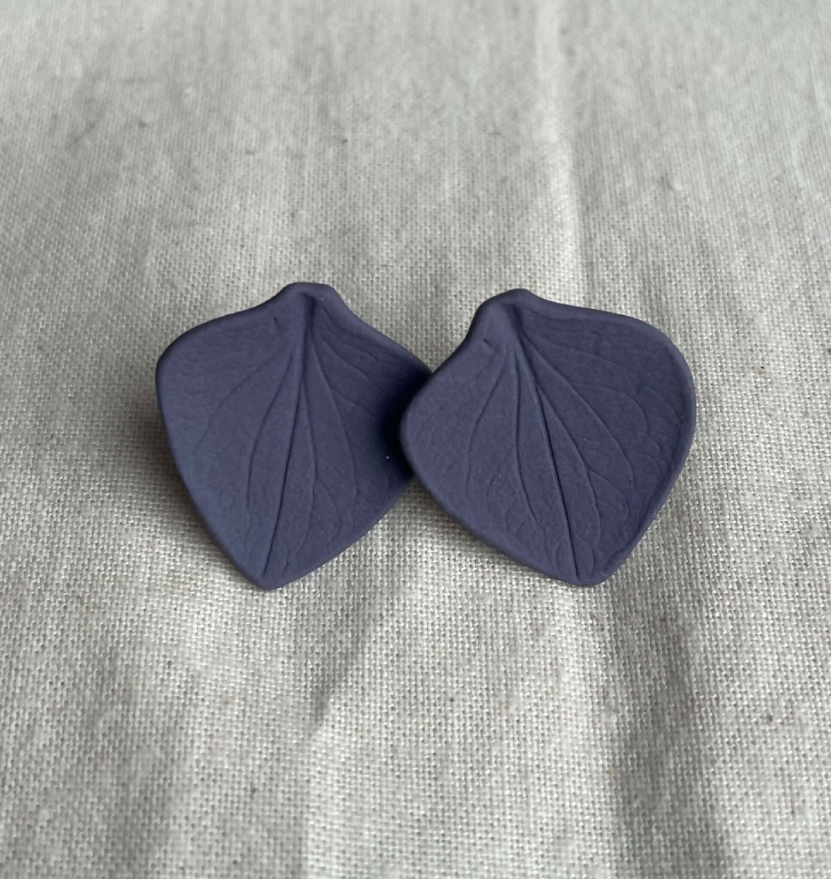 Clous d’oreille en porcelaine Marie Courtillat, cœur violette avec nervures