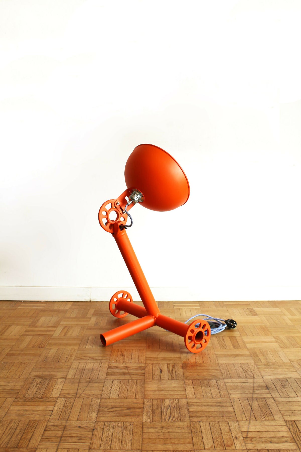 Lampe UMARELL Enrico orange au sol, abat-jour conique et pied en métal avec câbles