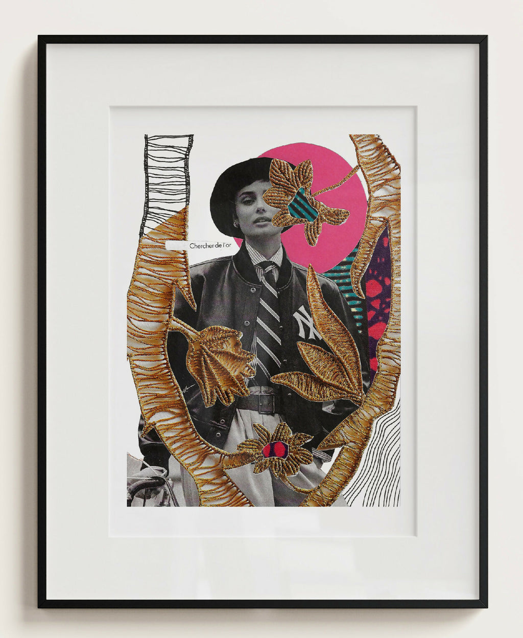 Collage encadré avec portrait, formes dorées et cercle rose, dans un cadre noir
