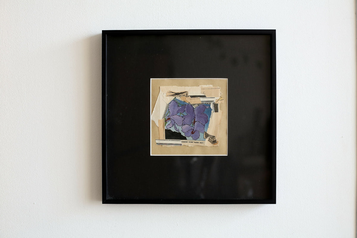 Tableau encadré noir avec collage abstrait bleu et violet sur papier clair.