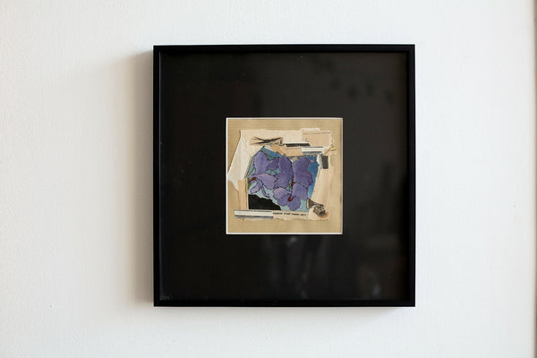 Tableau encadré noir avec collage abstrait bleu et violet sur papier clair.
