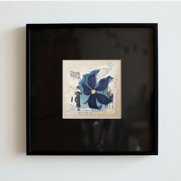 Impression encadrée avec collage papier, grande fleur bleue et silhouette en noir et blanc