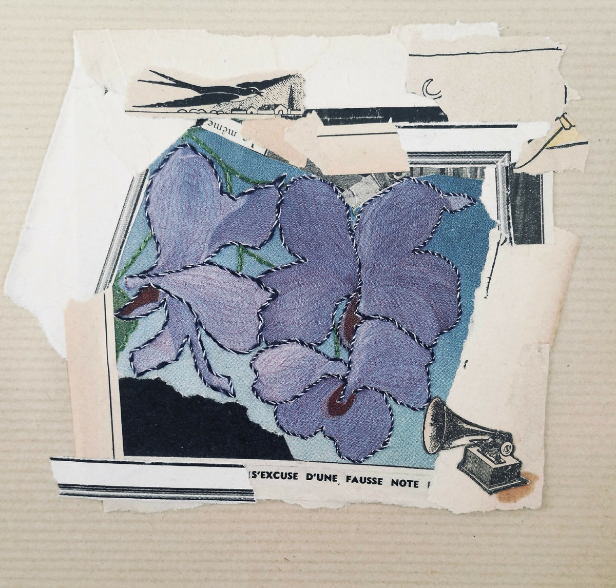 Collage imprimé sur papier avec fleurs violettes, ruban vert et éléments graphiques.