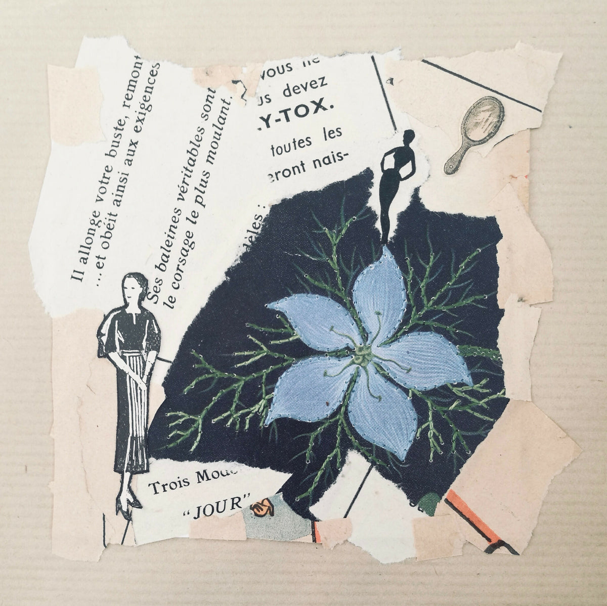 Collage d’affiche "Jour" avec fleur bleue, silhouettes et fragments de texte