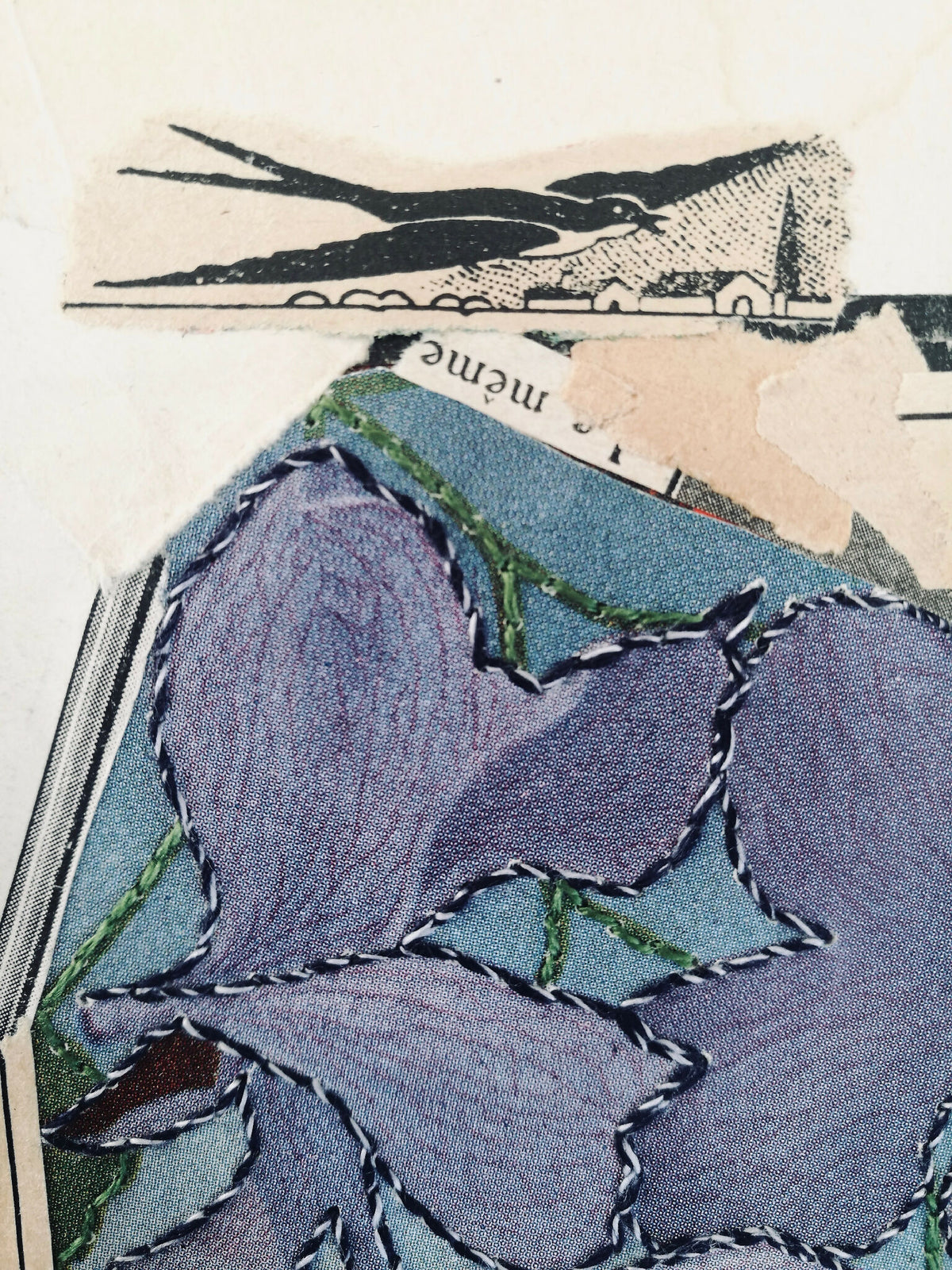 Collage imprimé en gros plan : fleurs violettes et rubans verts sur fond bleu.
