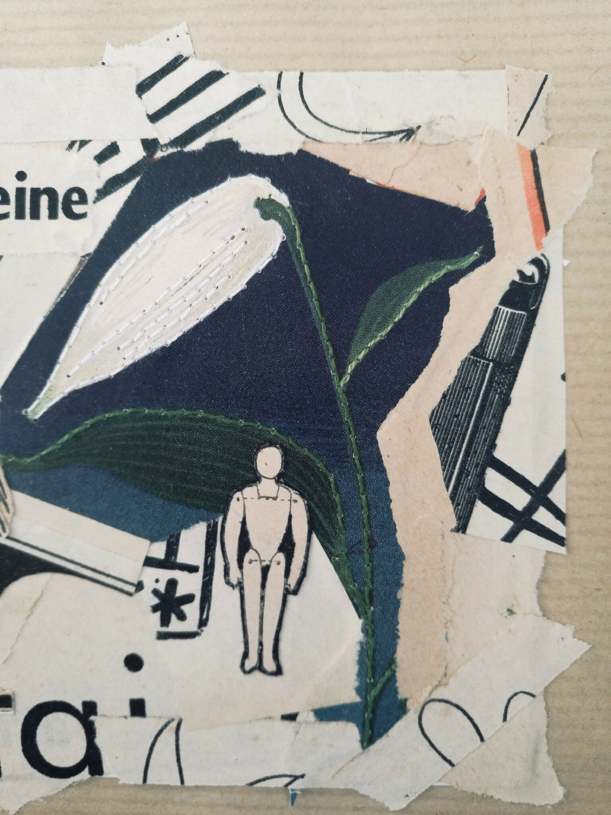 Affiche La reine : collage bleu foncé, personnages en blanc et formes abstraites