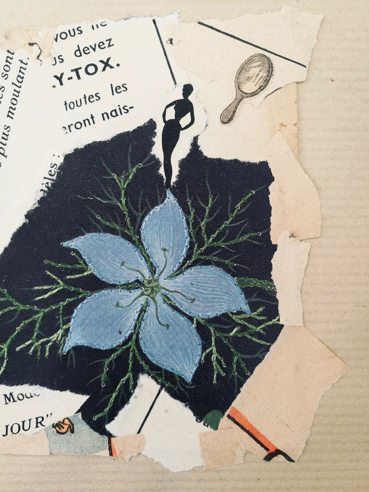 Collage "Jour" zoomé : grande fleur bleue, feuillage vert et silhouettes noires
