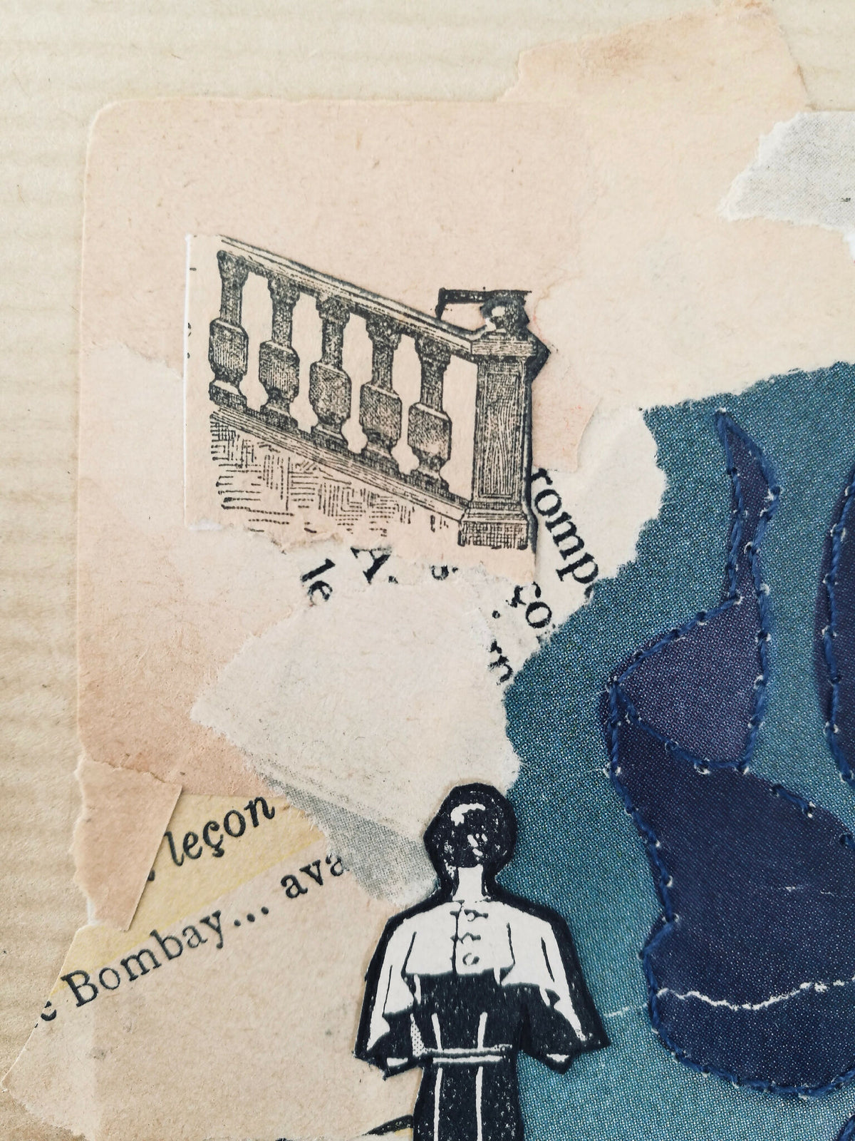 Collage papier avec silhouette masculine en noir, fleurs bleues et éléments architecturaux