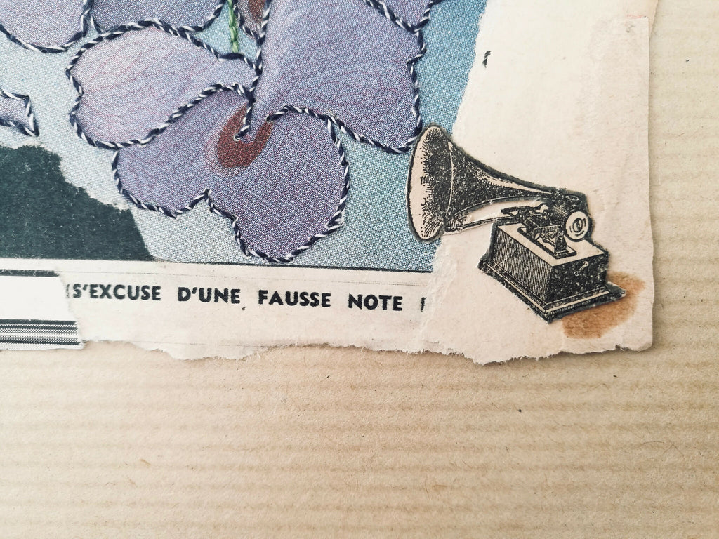Collage imprimé avec fleurs violettes, machine à écrire dessinée et texte lisible.