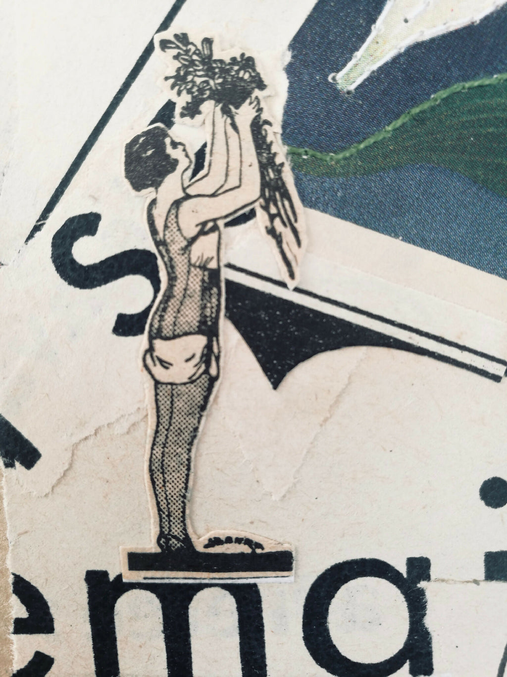 Affiche La reine : personnage dessiné debout sur socle, grandes formes noires sur fond clair