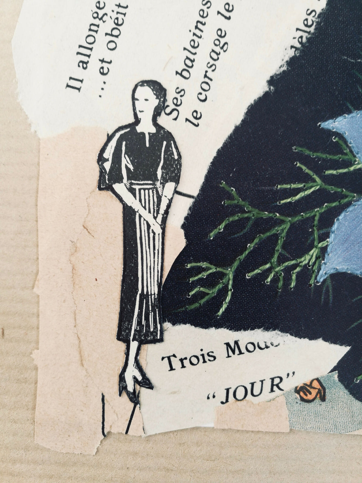 Collage "Jour" : femme en robe noire, fleurs bleues et typographie sur papier beige