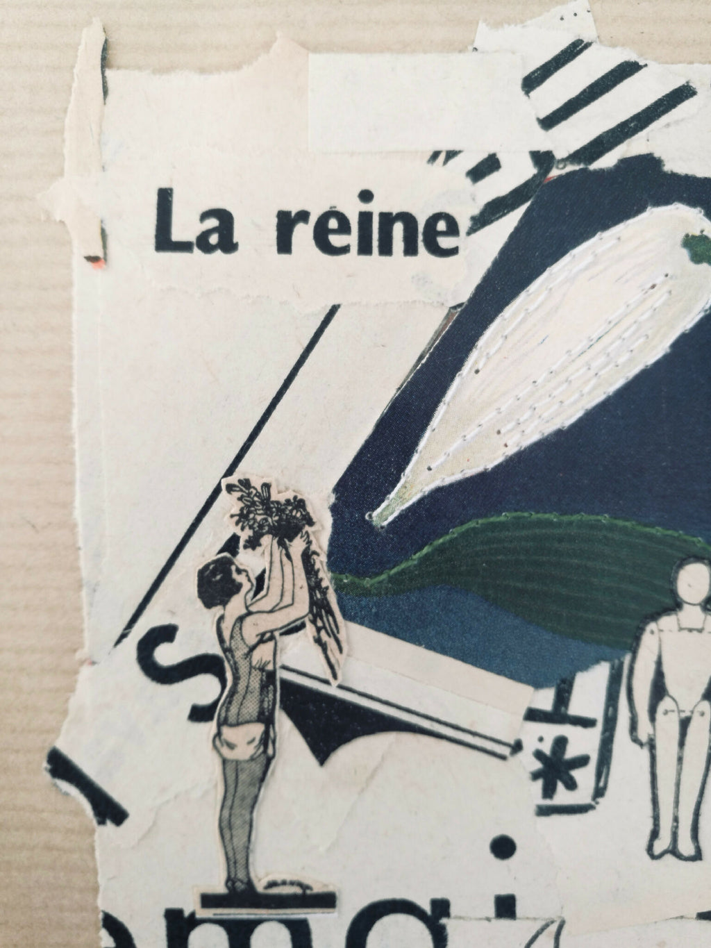 Affiche La reine : collage bleu et vert, personnages dessinés et formes blanches
