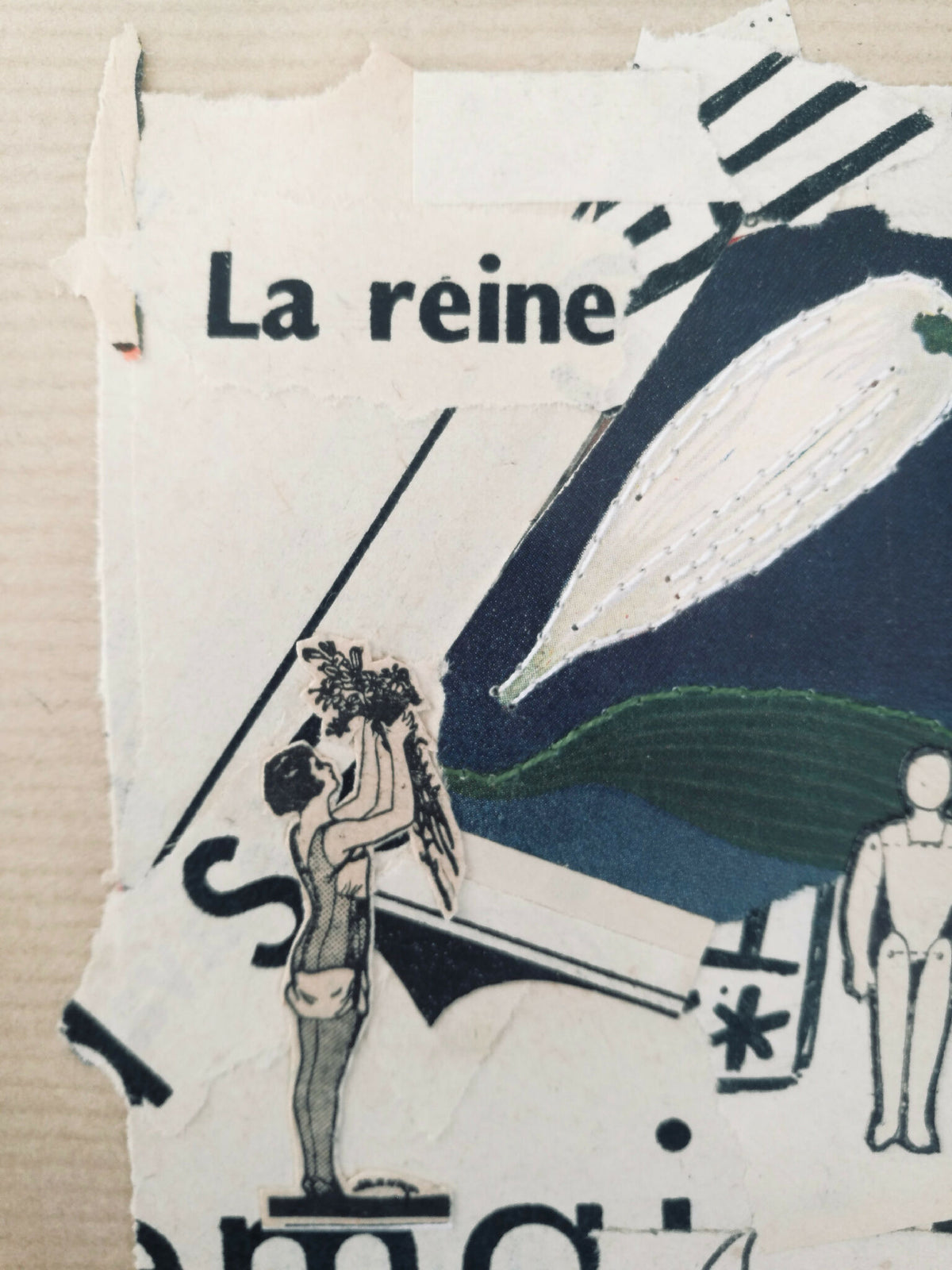 Affiche La reine : collage bleu et vert, personnages dessinés et formes blanches
