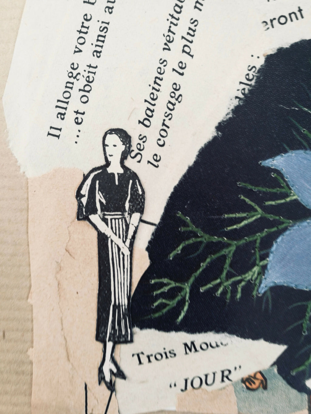 Collage "Jour" : femme illustrée noire, fleur bleue partielle et texte stylisé