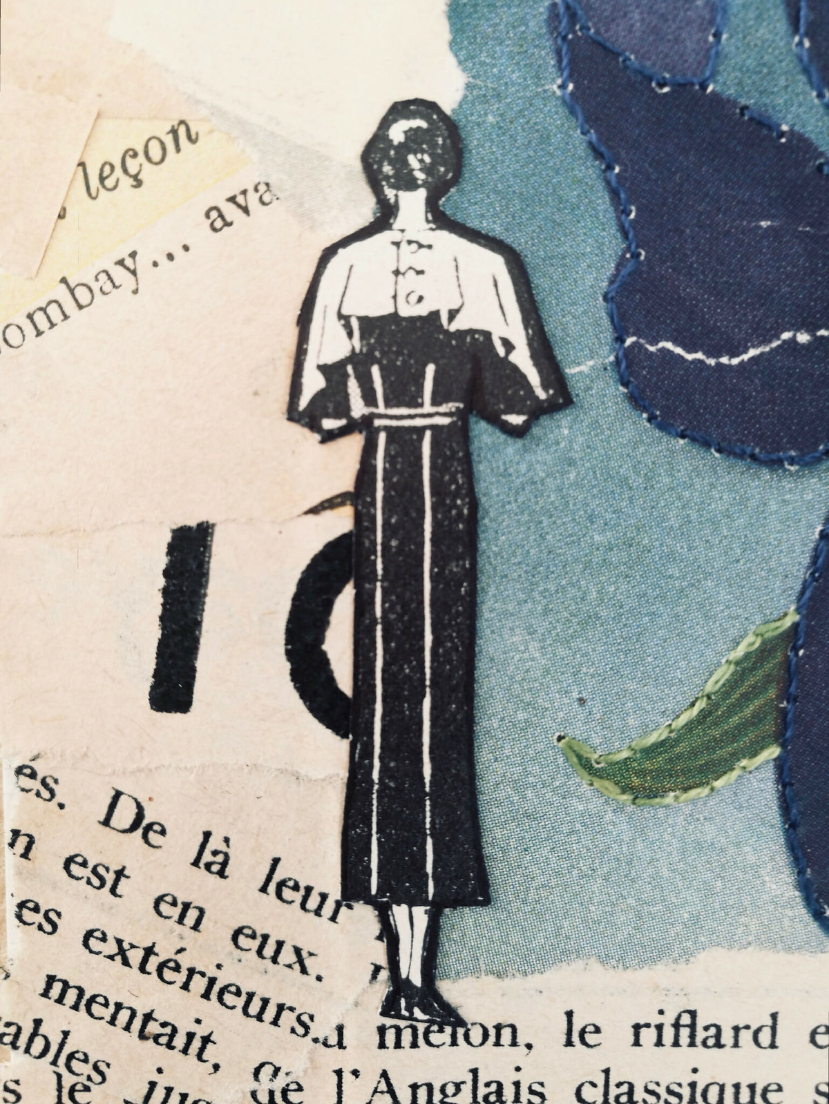Silhouette masculine noire sur papier beige, avec fleur bleue et feuille verte autour