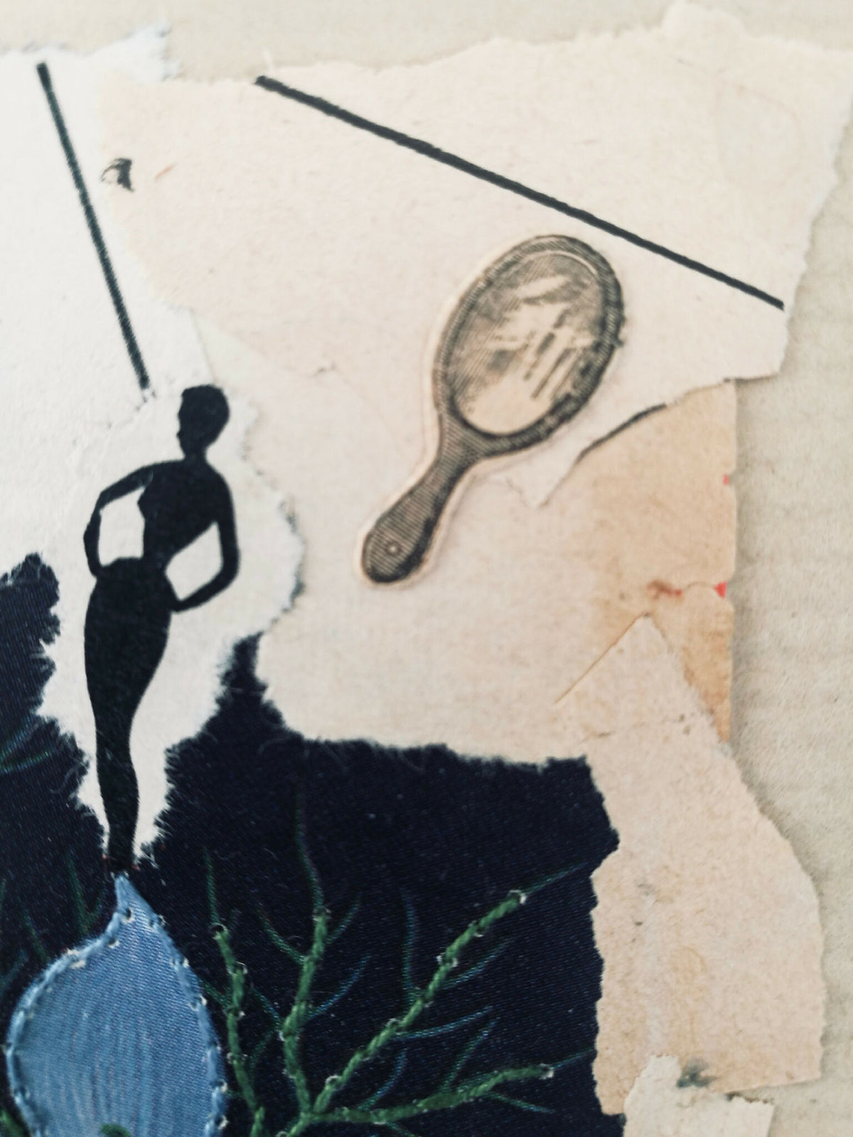 Collage "Jour" : silhouette et fleur bleue, motif de raquette sur papier beige