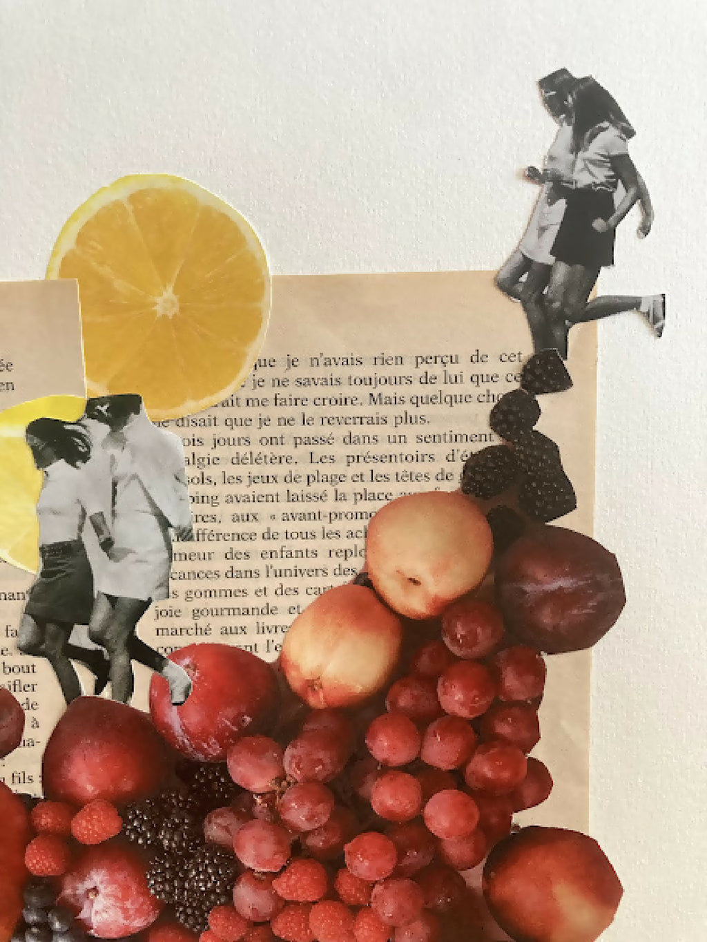Collage sur papier : grappe de raisins rouges, citron jaune, silhouettes noires.