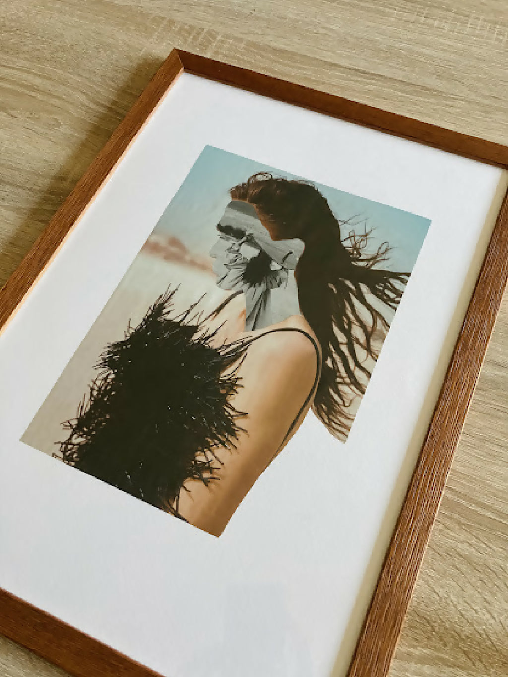 Collage encadré incliné : portrait de femme, robe noire à plumes, profil