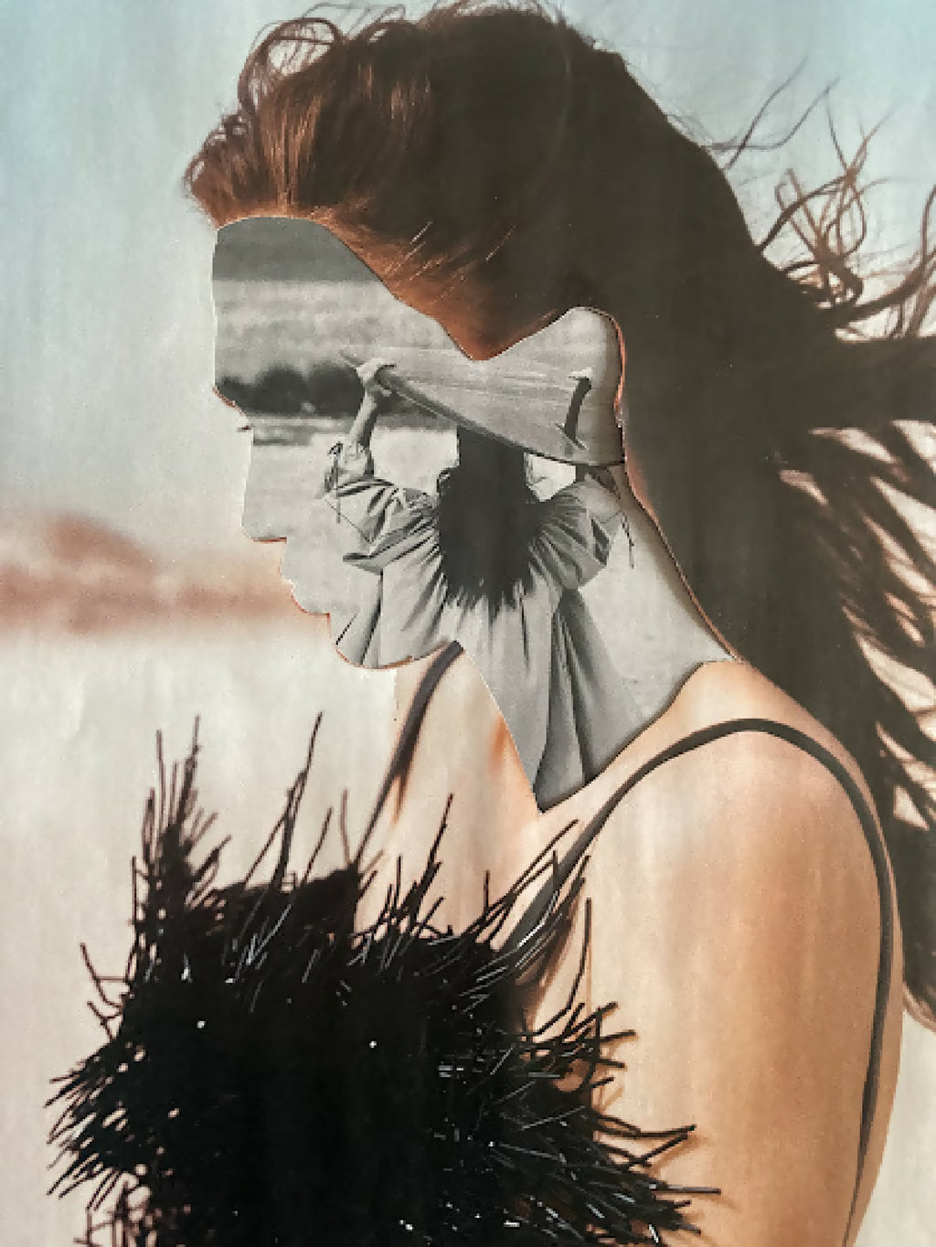 Portrait imprimé en gros plan : femme aux cheveux relevés, robe noire à plumes